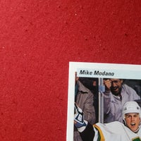 Load image into Gallery viewer, 1991 Upper Deck Mike Modano RC #46 Dallas Stars SHIPPED AND INSURED
