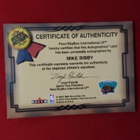 Load image into Gallery viewer, 2000 Fleer Autographics Mike Bibby Sacromento Kings SHIPPING IS INCLUDED

